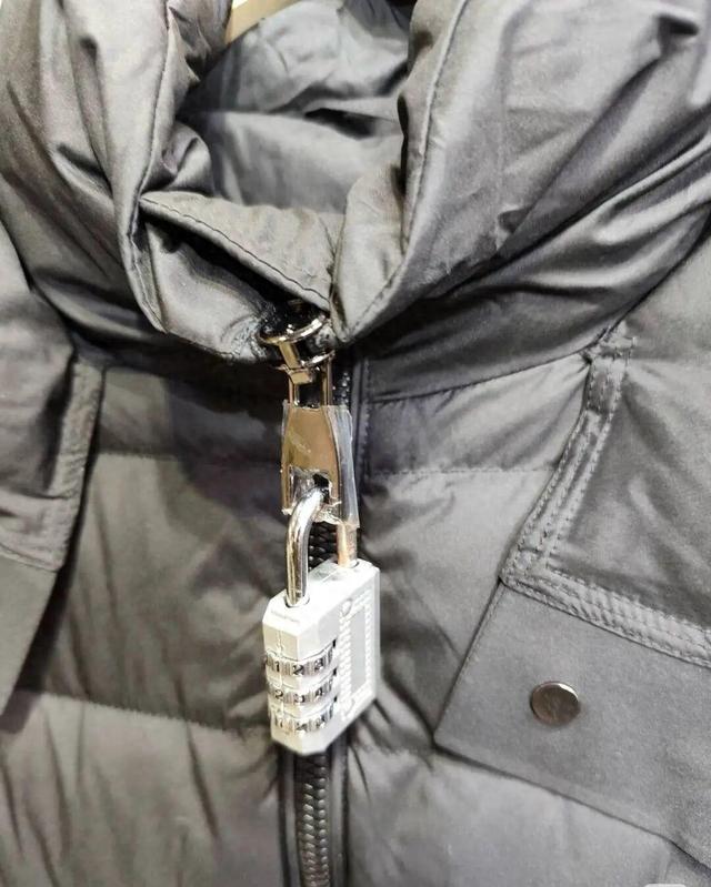 评论丨网购衣服上的“密码锁”，是商业诚信的刺眼“疤痕”