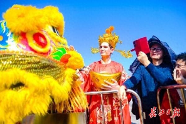 俄罗斯帅哥在甘露山文创城当“NPC”体验中国年