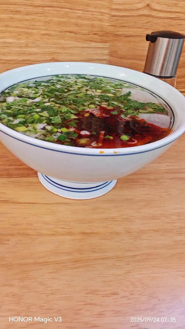 你以为在兰州吃牛肉面就为了那几块肉？我其实是去喝那一口汤！