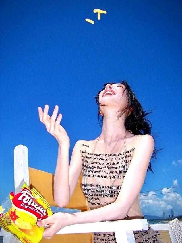 易梦玲，光脚丫写真