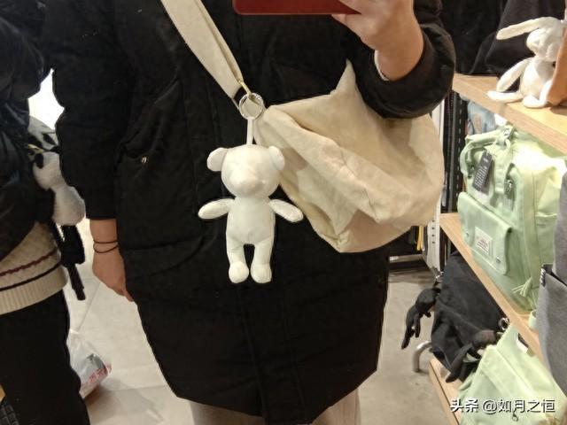 一件包挂，挂住不只是包包，还有短暂的情与人的寄托