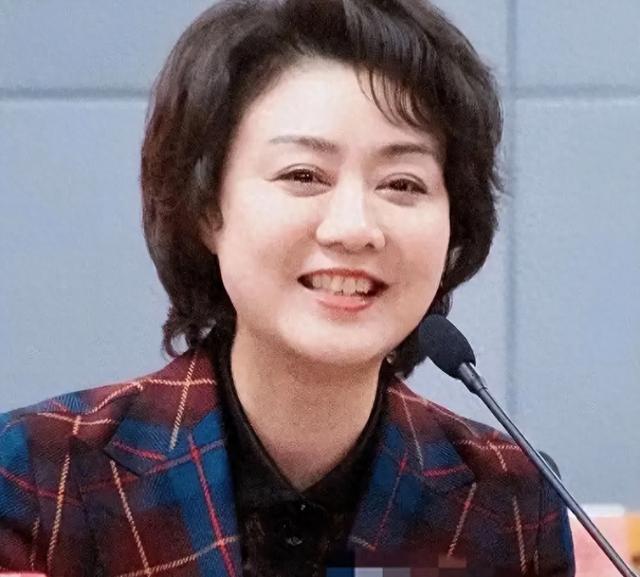 至今未婚未育，身边却有男人陪了近27年！59岁的她才是人间清醒