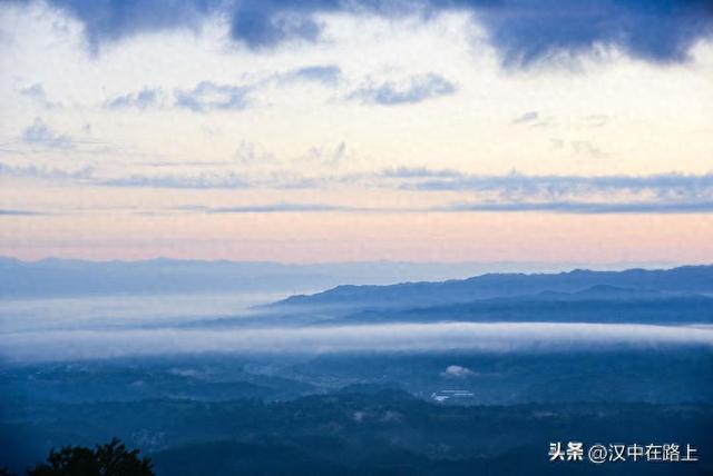 汉中云峰寺日出：金光照破雾千层，半是仙踪半是尘​！