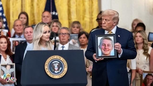 特朗普举着孩子照片，对哭泣的母亲承诺：我相信中国会执行死刑的