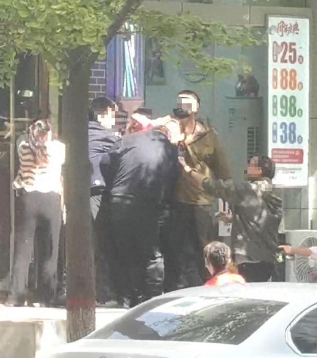 理发店主阻拦城管撕广告，冲突中被对方咬伤手指；兰州警方：将依法调查处置