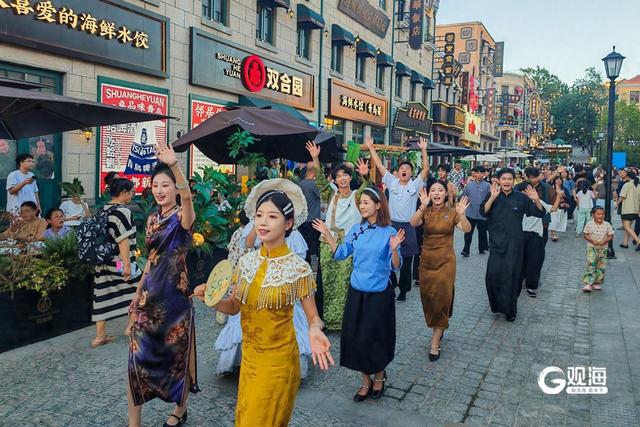 丰富多彩！街头演艺拉开青岛夜幕