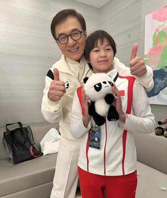 成龙邀请全红婵：找你拍电影免费行不行？全红婵高情商回应太绝了