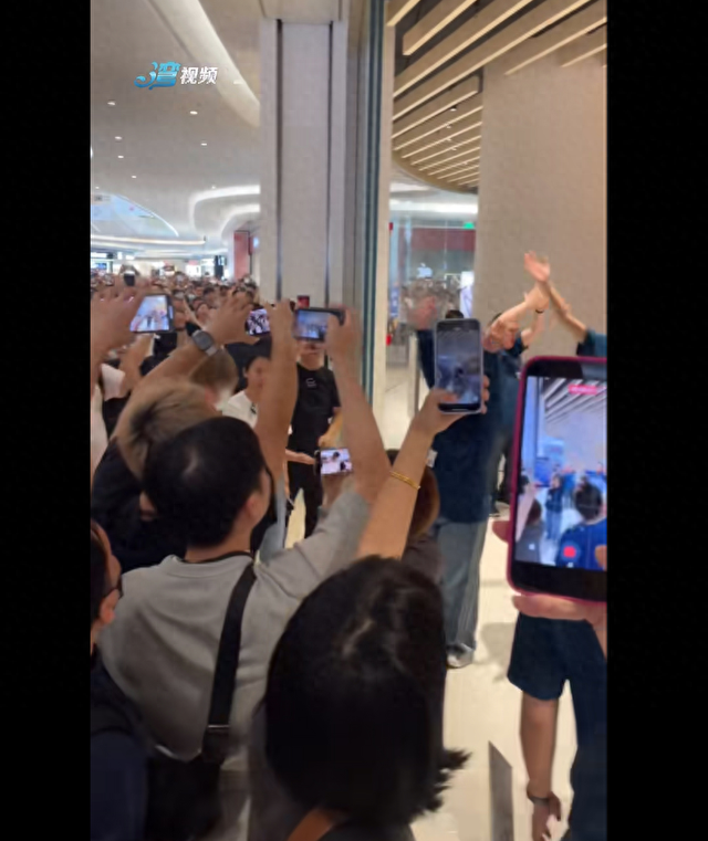 今天，苹果在中国又开一店！现场逾千人，“果粉”通宵排队，有人专程飞来排队26小时抢“001号”手环