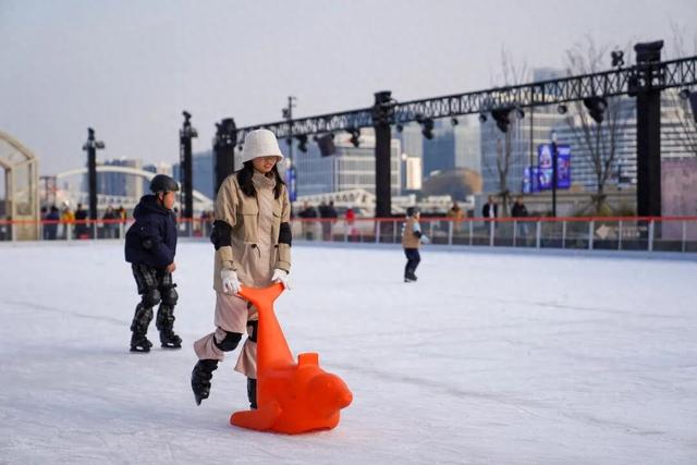 徐汇滨江新玩法！滑冰+逛集，快来沪上最大户外水岸冰场打卡！