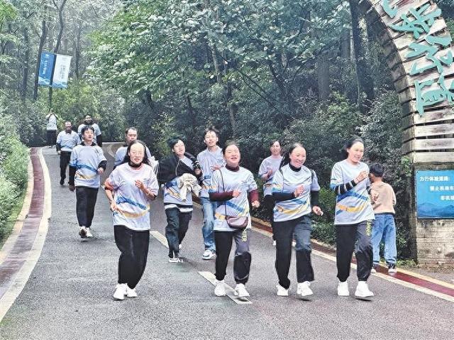 “七彩云南·活力山水”健步走曲靖站活动在罗平县举行