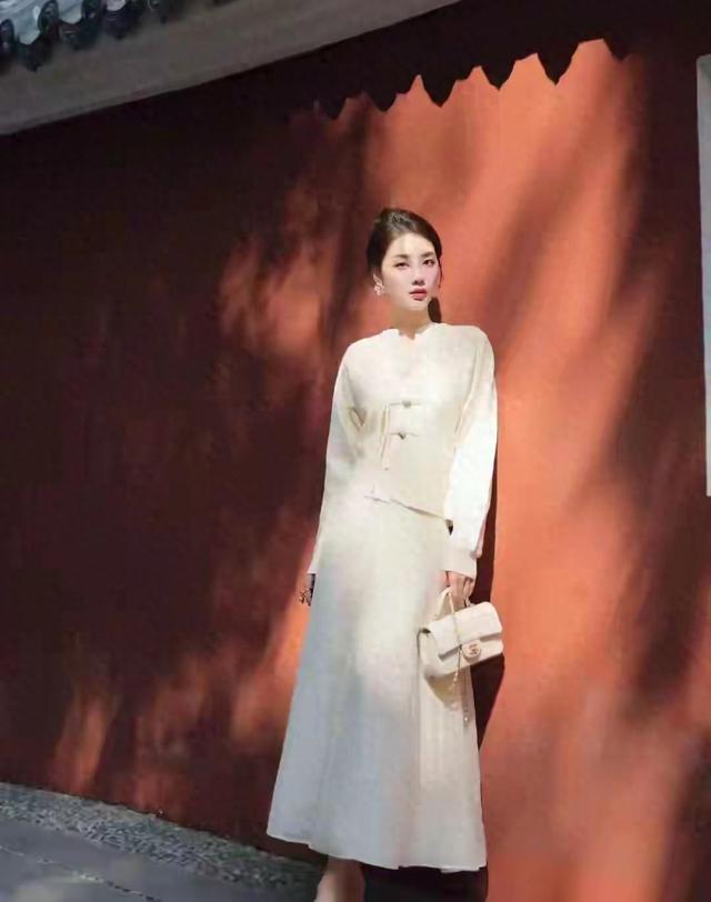 徐州一佳人仙姿玉色	，堪称上帝吻过的容颜，美得让人移不开眼