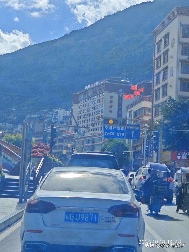 从成都到康定高速公路隧道行驶到底能不能压线变道？