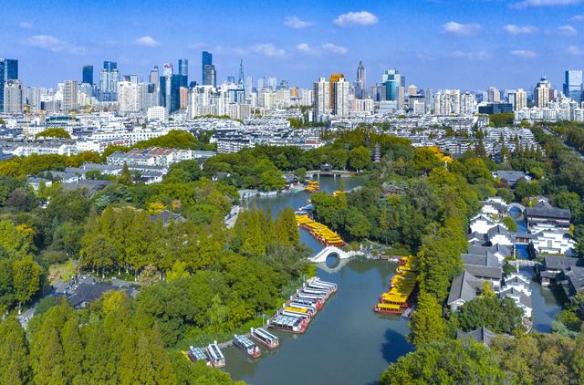 秋染金陵 山水城林入画来