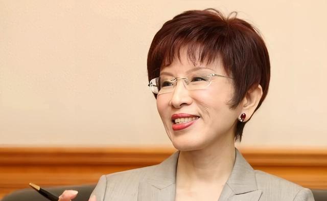 郑丽文上任首日，洪秀柱提出统一建议，盼其赴陆完成连战未尽事业