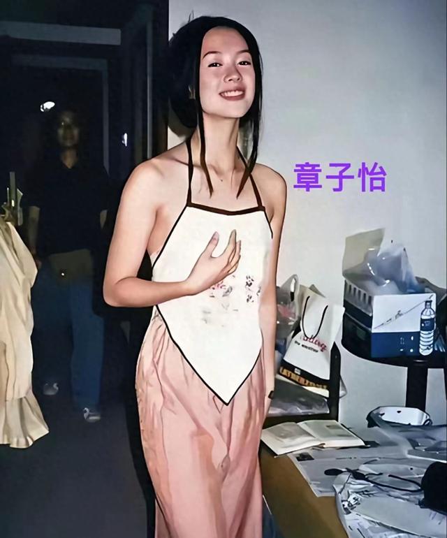 这是章子怡1997年在学校宿舍时拍的	，那时她18岁，真是惊艳了时光