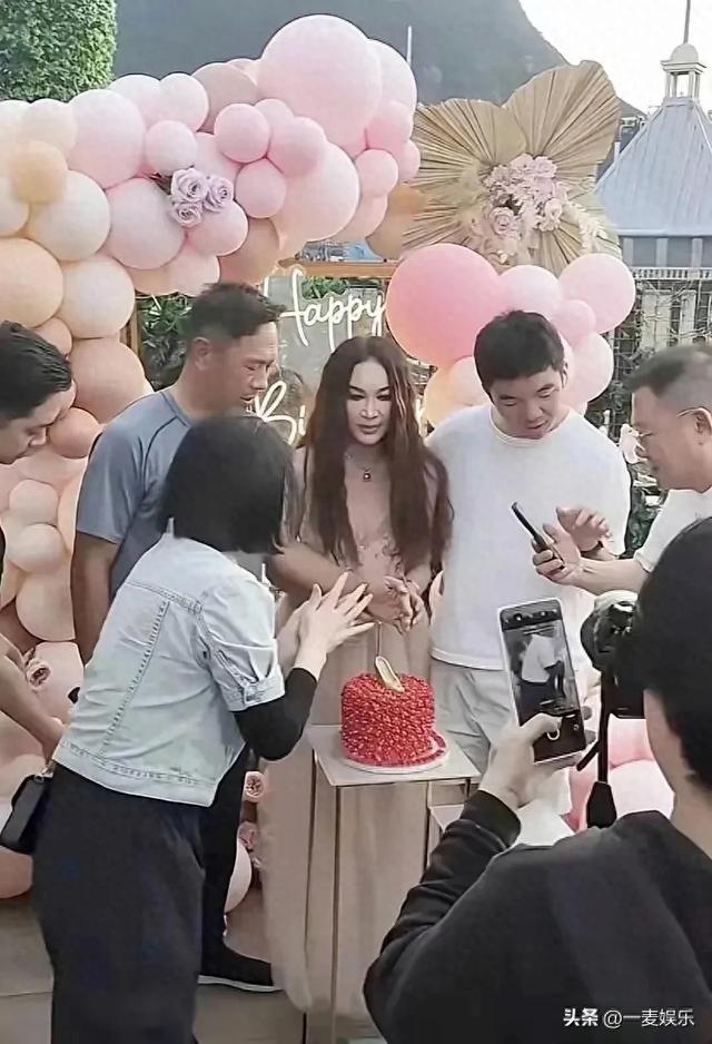 温碧霞生日露半胸，丈夫穿布鞋像农民，养子简直是翻版