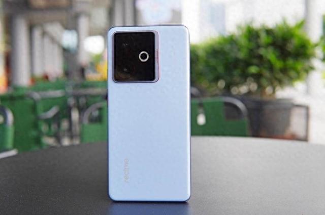 真我GT8 Pro十月来袭！骁龙8 Elite 2+2K直屏+2亿潜望长焦，冲击高端市场