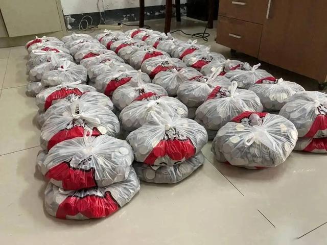 浙江女子家中现金成难题！重达四吨无处放，网友：能压塌房子