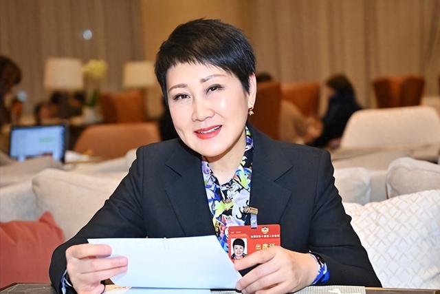 没想到，63岁张凯丽，因九三阅兵上的一个动作，再次实现口碑暴增