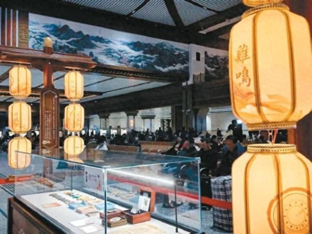 西安火车站候车大厅有了文物主题展