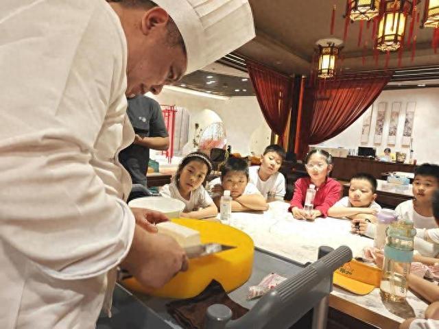 淮扬美食书场、南河樂宴……扬州沉浸式餐秀成引流“新爆点”
