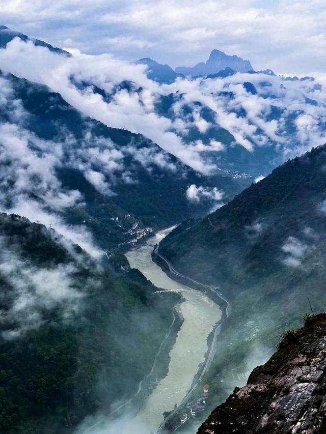 住在“松赞·石月亮山居”，在云端造梦，与星月同眠