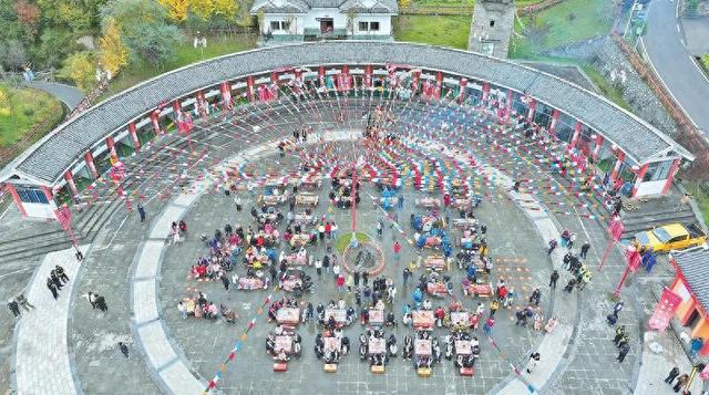 夹金山下秋叶红 藏式盛宴暖意浓