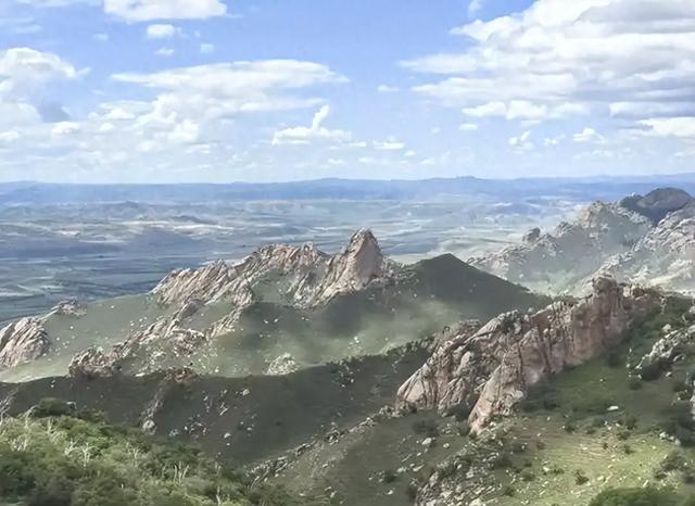 国庆“牛马”扎进山！不挤5A景区，年轻人徒步团爆满！