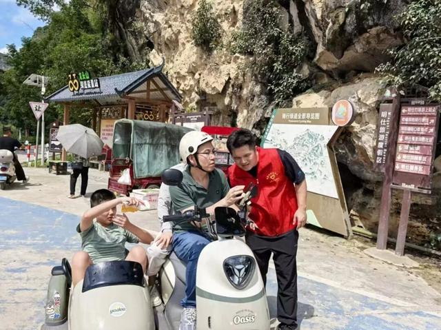 国庆游大新，志愿服务让游客旅途更安心！
