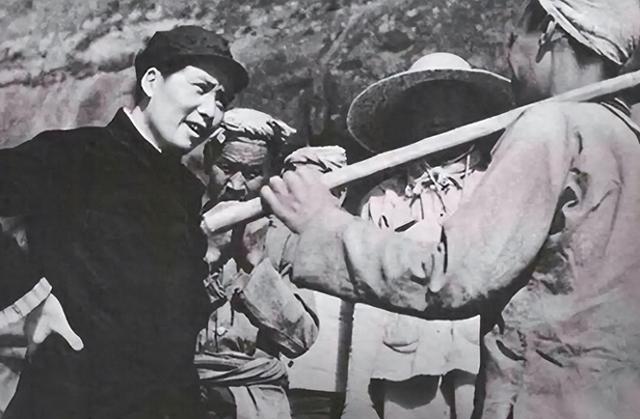 国军连长率部起义，凭乞讨走完长征，1952年被主席认出，你去哪了