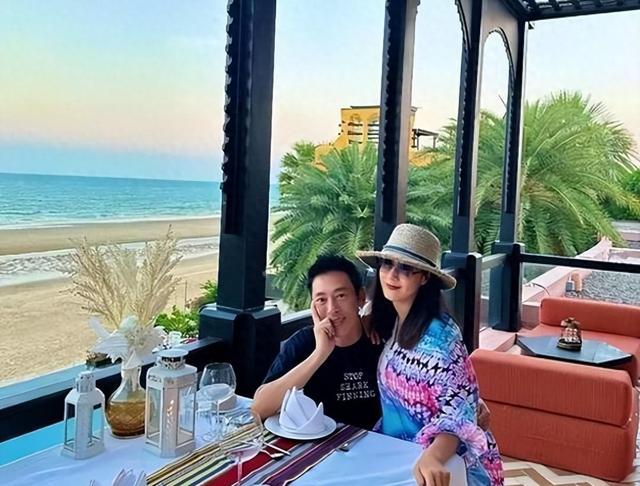 夫妻俩为了不变老，坚持31年不吃肉不生子，如今59岁近照太尴尬