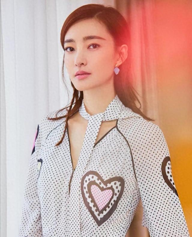 诈骗14亿，看到金条法拉利被拍卖，才懂王丽坤夫妇的生活有多奢靡