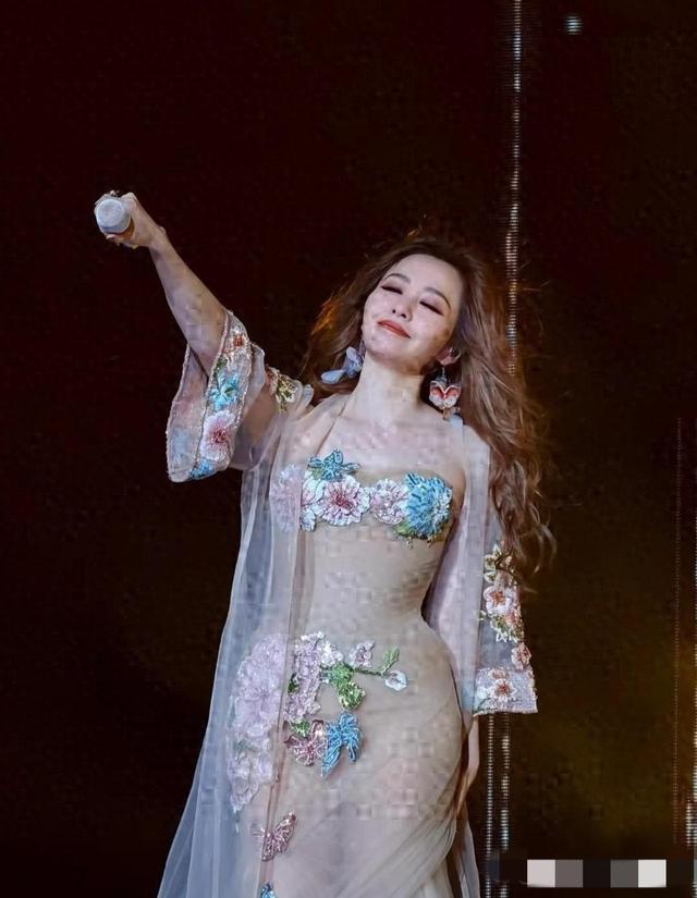 “这裙子根本透不过去？”热搜炸了，张靓颖一出场全场窒息