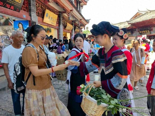 “喝着咖啡逛古城”！丽江“咖啡”巡游让游客沉醉香醇之旅