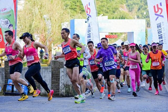 安徽无为首届重阳节登山大会鸣笛开跑