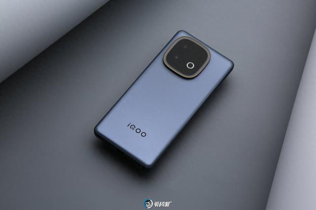 国补1869元起的天玑9400+，iQOO Z10 Turbo+评测：8000mAh电池！