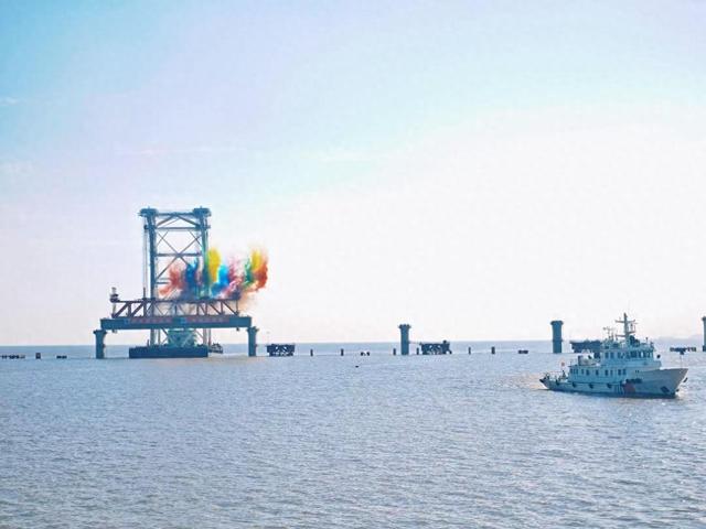 杭州湾跨海铁路大桥迎来首梁架设