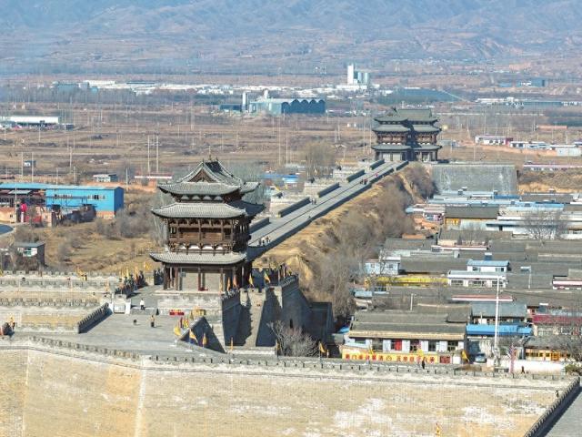 游人正在代州古城西城墙上游玩