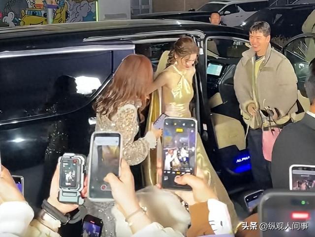 杨颖突然亮相芭莎，瘦成一把骨头腋下副乳却突出，人群中尴尬提胸