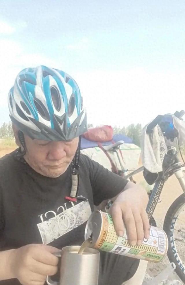 55岁大叔骑行海南半路病逝，子女劝不住坚持上路，最后直播成绝唱