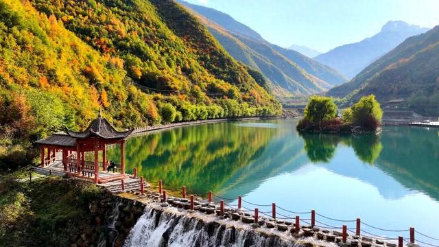 官鹅沟：在海拔 2000 米以上，遇见秋的层次感