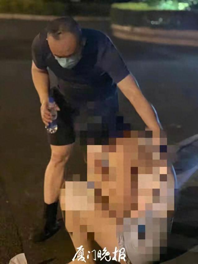 厦门的夜浓得化不开海风带着咸涩的凉意像是在低声诉说着什么
