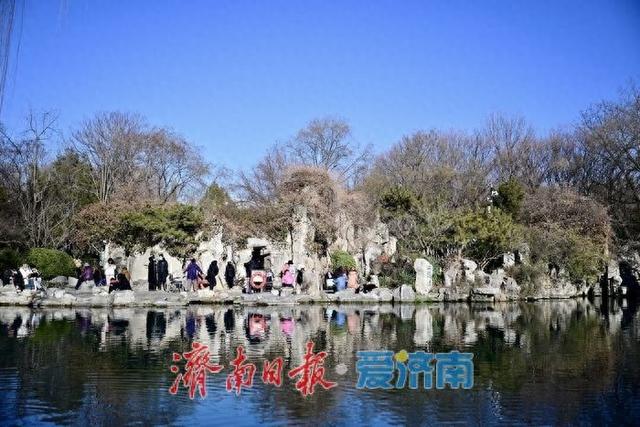 冬阳染泉色 五龙潭月牙泉静美醉游人