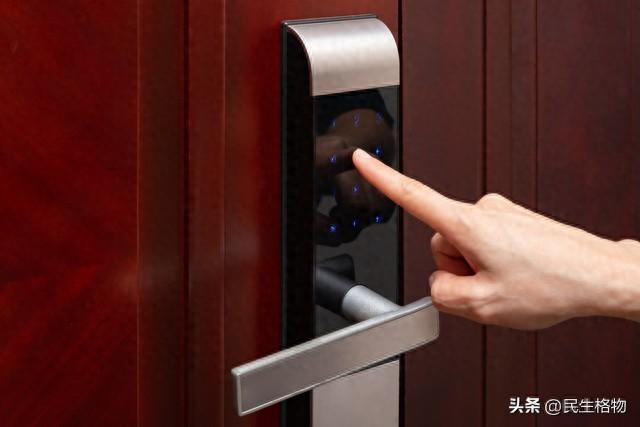 曾红极一时的指纹锁，为何跌下神坛了？看完这几个缺点就不奇怪了