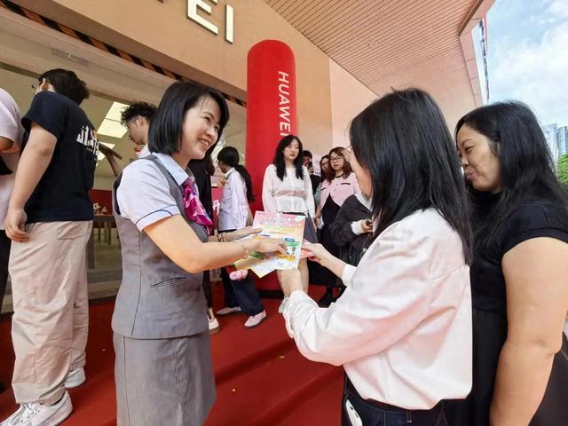 中国电信在福州开了个“手机城”，这招有点狠！