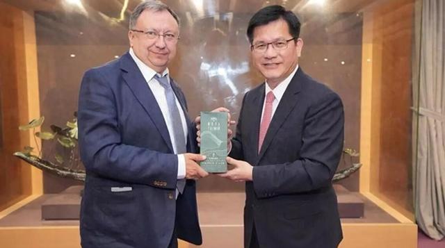 打破32年惯例，乌克兰专机降落台湾，逼大陆军援俄罗斯？