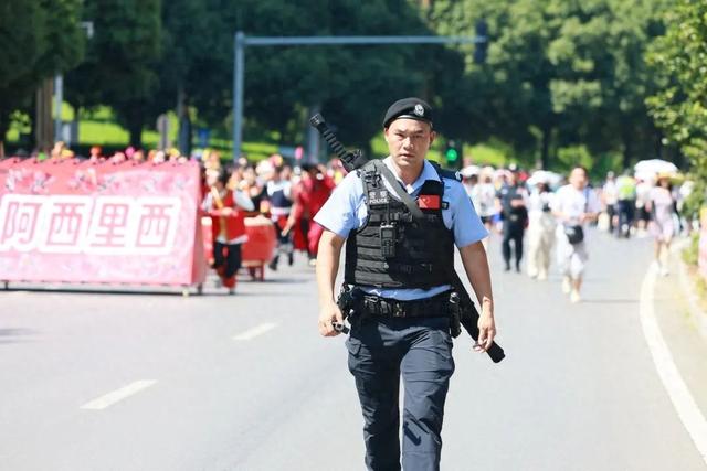 3.2公里民族非遗大巡游——毕节公安“满分守护”