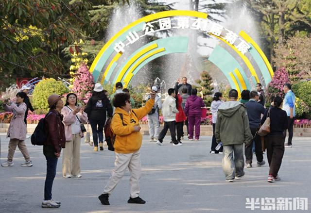 秋日赏菊正当时，老年游客成主力