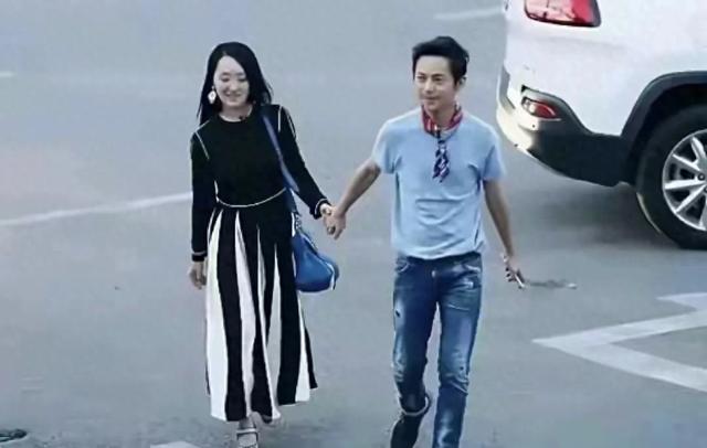 51岁的何炅，牵手54岁的杨钰莹，年过半百的俩人，画面温馨