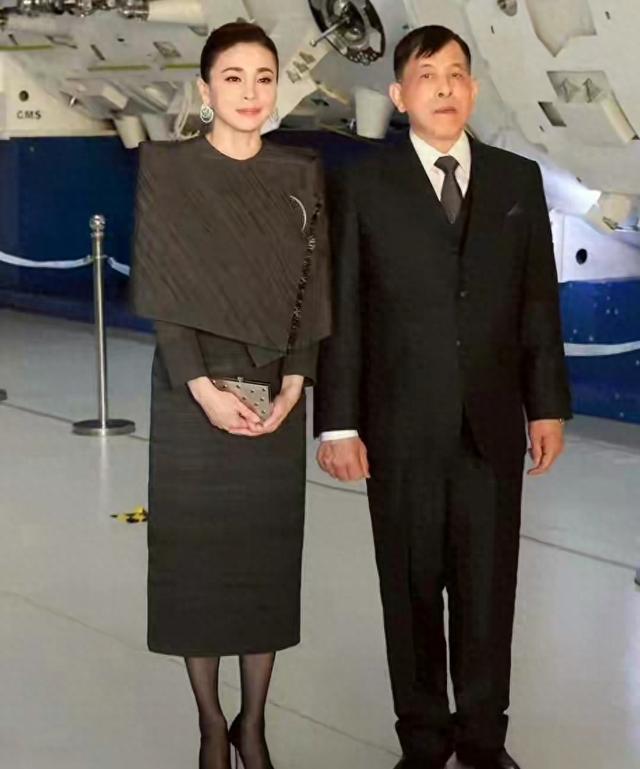 泰王冷对苏提达绝世美颜	，航天城现场表情引热议！